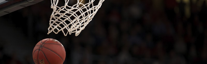 NBA篮球运动员在比赛中扣篮的瞬间