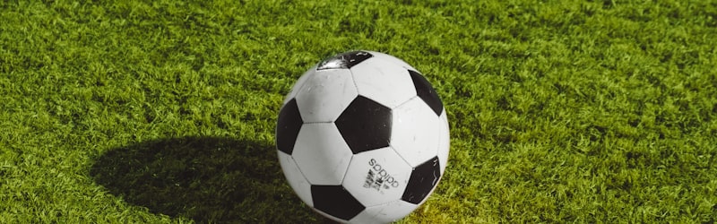 足球运动员在训练中练习任意球技巧