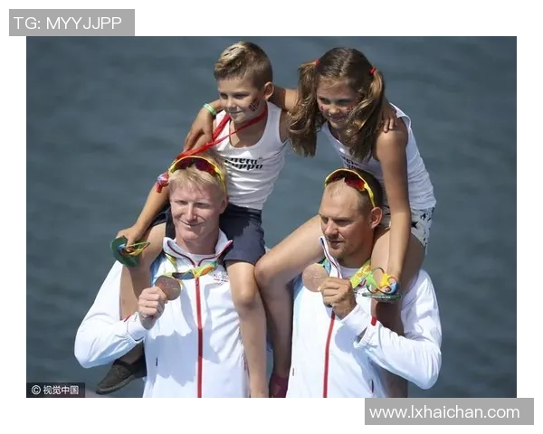 足球明星与孩子们的温情时刻：探索父爱与事业的完美平衡