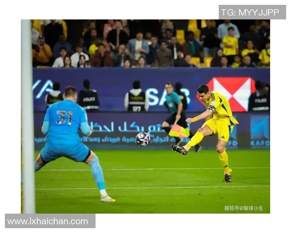 走进足球巨星日常记录揭秘赛场背后的真实生活瞬间