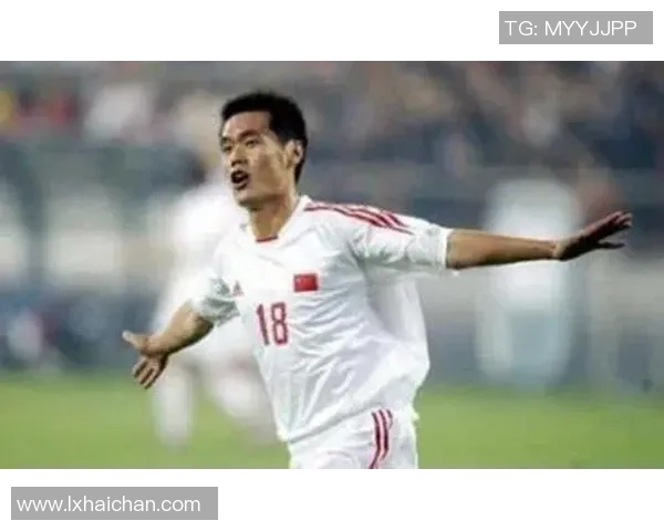 足球巨星亲笔签名球衣胸前铭刻荣耀与热血瞬间